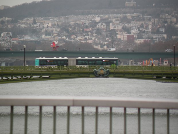  autobus traversant la Seine